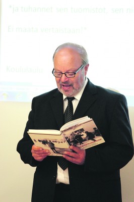 Koulun entinen rehtori Tapio Sundell luki yleisölle Ylöjärven koululaitoksen historiikkia, jossa käsitellään paljon kouluvanhusta.