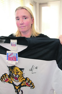 Tästä Johanna Hieta-aron NHL-paidasta maksettaneen tulevaisuudessa suuria summia. Tunnistatko nimikirjoituksen?
