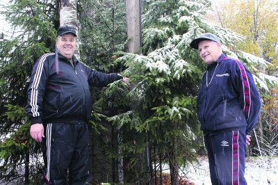 Vihtattulalaiset Teuvo Kontuniemi (vas.) ja Markku Intala toivovat, että heidän kotitiensä risteyksessä seisova valotolppa saadaan pikaisesti kuntoon.
