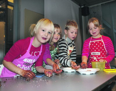 Lumia Mustosen (vas.), Salla Laineen, Eelis Harjunmaan ja Noora Laineen valmistamat suklaapallot saivat veden herahtamaan kielelle yhtenäiskoulun käytäviä astellessa.