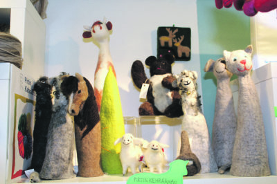 Lammasmaailman myymälässä on esillä hiirolalaisen Pirtin kehräämön käsityötuotteita.