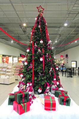 Joulukuusi, lahjapaketit ja katossa roikkuva joulupukki ottavat asiakkaat vastaan Kauppakeskus Elossa.