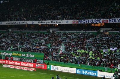Meno Weser-stadionin toisessa katsomossa on melkoista, mutta järjestys Werder Bremenin faneilla säilyy koko ajan hyvänä.