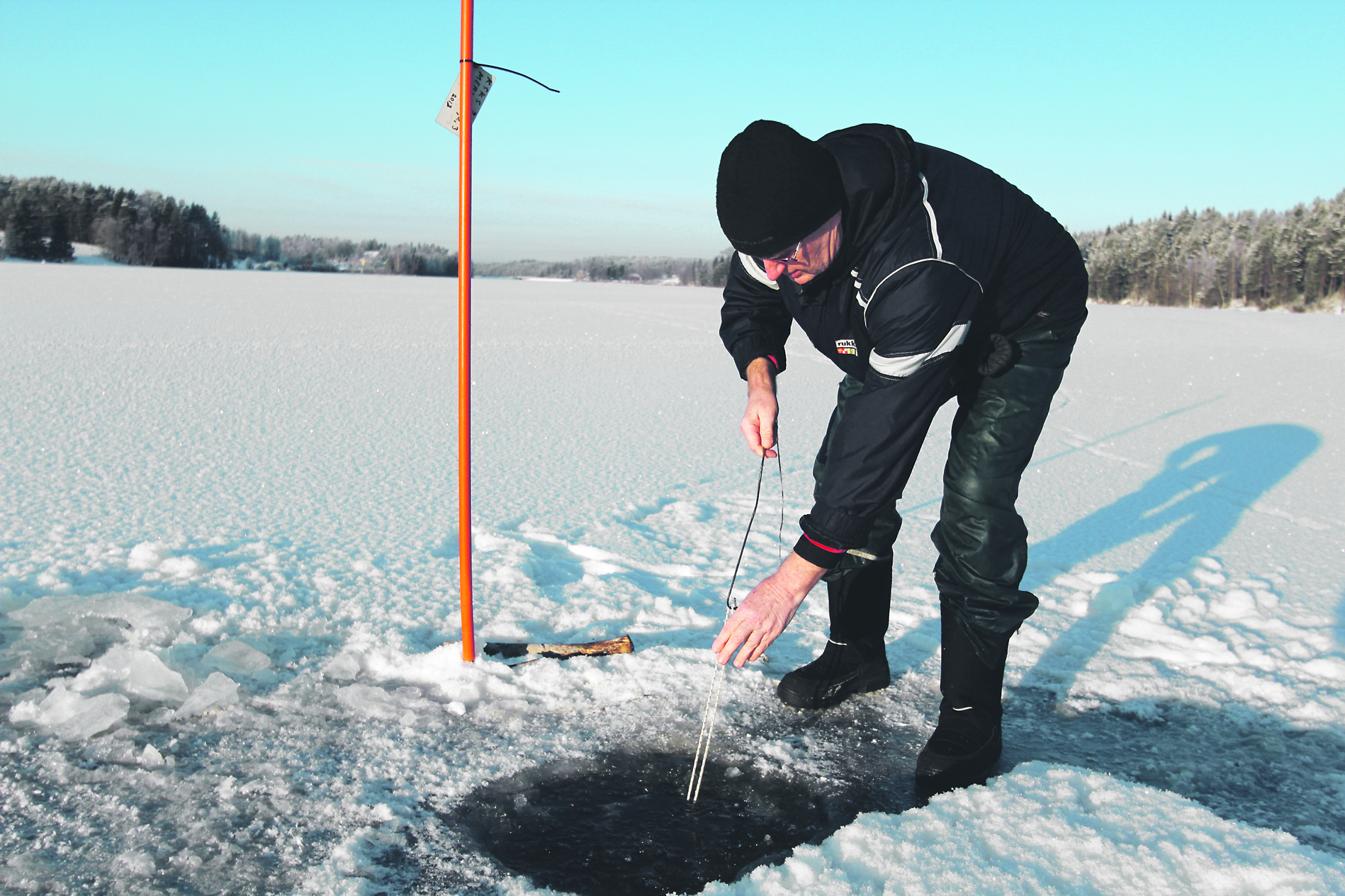 Talvikalastus on täydessä vauhdissa – merkkisalko jäällä kertoo avannosta