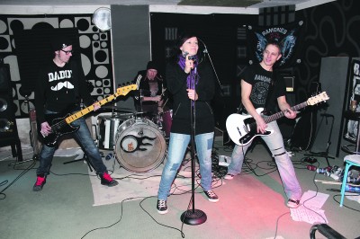 Nopeatempoista punkrockia soittava ylöjärveläisyhtye Burning Pigs harjoittelee Vuorentaustassa sijaitsevalla treenikämpällään kerran viikossa.