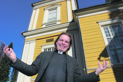 Vaikka seurakuntien rakennemuutos mietityttää, kirkkoherra Kimmo Reinikainen ottaa pääsiäisen riemuiten vastaan.