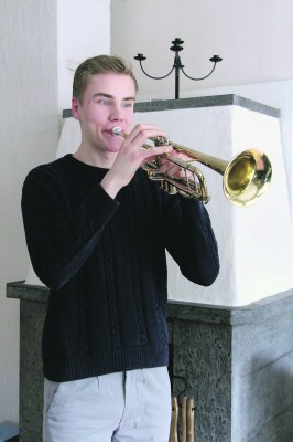 Eero Ruhanen harjoittelee trumpetin soittoa kotona, ryhmätreeneissä ja yksityissoittotunnilla.