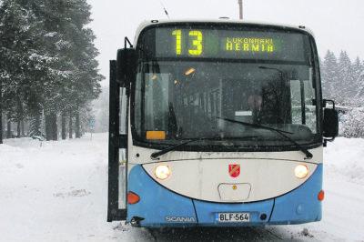 TKL:n siniset bussit ovat olleet Vuorentaustassa arkea jo runsaan vuoden ajan. (Arkistokuva: Ville Mäkinen)