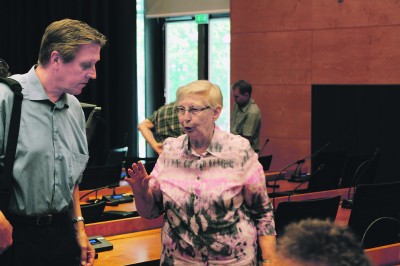Ikäihmisten hyvä hoito on Vasemmistoliiton 82-vuotiaan Liisa Schalin (keskellä) sydäntä lähellä. Maanantaisessa kaupunginvaltuuston kokouksessa konkaripoliitikko esitti syvän tuohtumuksensa Esperi Care Oy:n tonttikauppaa kohtaan.