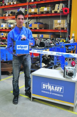 Dynasetin markkinointipuolella työskentelevä Olli Sairanen esittelee uuteen tuotesarjaan kuuluvaa kannettavaa hydrauliikan hitsausgeneraattoria.