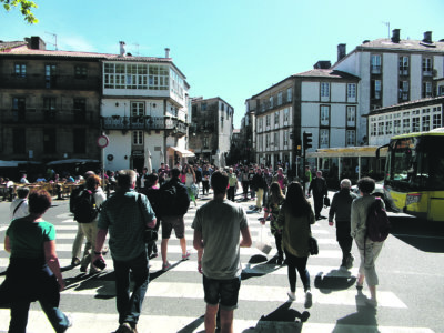 Viikonloppuisin Santiago de Compostelan katukuvaa värittävät turistit. Suurin osa heistä on tullut kaupunkiin kulttuurihistoriallisesti arvokkaan katedraalin vuoksi.