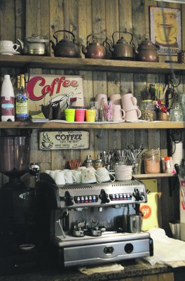 Country Caféen sisutuksessa käytetyt vanhat esineet ovat omistaja Karita Valkilan keräämiä.