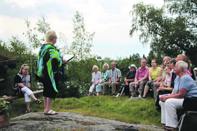 Ylöjärvi-Seuran jäsen Sisko Siren (edessä) vastasi kotiseutuillan järjestelyistä sekä ohjelmasta.