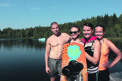Jere Borgenström (vas.), Eerika Pusenius, Nora Linna ja Eeva Mattila tulivat Tampereelta Ylöjärvelle kokeilemaan kesän hittilajia. Uusi kokemus sai nelikon hymyilemään.