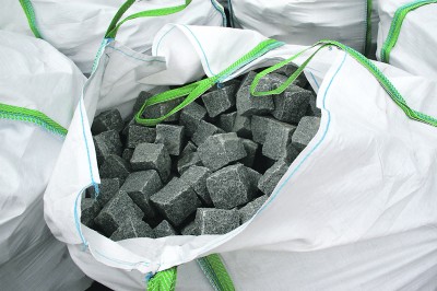Yritys hyödyntää raaka-aineensa tehokkaasti. Nämä kivet päätyvät erilaisiin kiveyksiin.