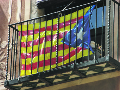 Nationalismi elää Barcelonassa vahvana. Katalonian itsehallintoalueen värejä pidetään esillä etenkin laitakaupungilla.