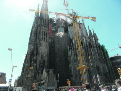 Sagrada Familia -kirkko on eräs maailman hitaimmin valmistuvista rakennuksista. Vuonna 1882 alkaneiden rakennustöiden arvellaan kestävän vielä useita kymmeniä vuosia.