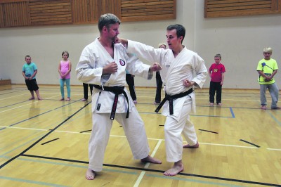 Ylöjärven Shotokan karateseuran puheenjohtaja Timo Koski (vas.) ja valmentaja Henry Niemi opettivat viime torstaina alkeiskurssilaisille karaten tekniikoita.