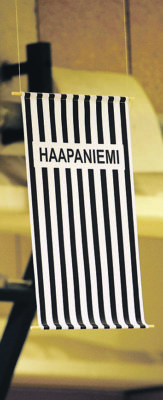 Veli Haapaniemen paita nostettiin seremoniallisesti urheilutalon palloiluhallin kattoon vuonna 2010. Juhlakalu todisti komeaa tapahtumaa aitiopaikalta. (Arkistokuvat: Tomi Järvenpää)