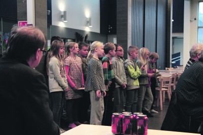 Siivikkalan koulun 4B-luokka esitti harjannostajaisväelle kauniin lauluesityksen. Opettaja Päivi Jurvelinin säestämää esitystä oli kokoontunut viime viikolla kuulemaan viitisenkymmentä laajennus- ja saneeraushankkeessa mukana ollutta.