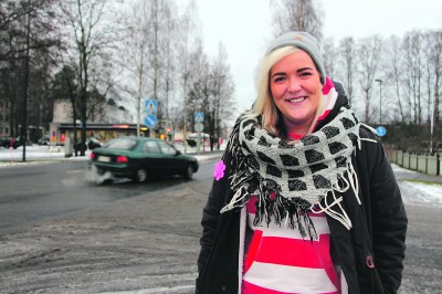 Jonna Tuominen asuu nykyään Jyväskylässä, mutta hänen juurensa ovat vahvasti Ylöjärvellä. – Sanoisin, että aika kultaa muistot. Kun kirjoitin ylioppilaaksi Ylöjärven lukiosta, halusin vain lähteä täältä äkkiä pois. Nykyään käyn Ylöjärvellä taas ihan mielelläni, 24-vuotias nainen hymyilee.