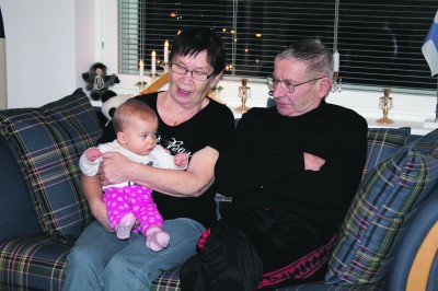 Armi ja Kauko Heinilä saivat uudenvuodenaattona vieraakseen ensimmäisen lastenlastenlapsensa, puolivuotiaan Jennin.