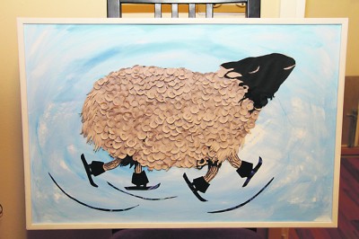 Östringin Onko veroistani -työssä lampaan luistimet edustavat taideharrastajan kaipaamaa leikkisyyttä.