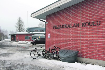 Jatkuvat pommiuhkaukset ovat sekoittaneet Viljakkalan yhtenäiskoulun arkea jo kuukauden ajan. Niin aikuisia kuin lapsiakin säikäyttäneistä sähköpostiviesteistä on uutisoitu laajasti ympäri Suomen.