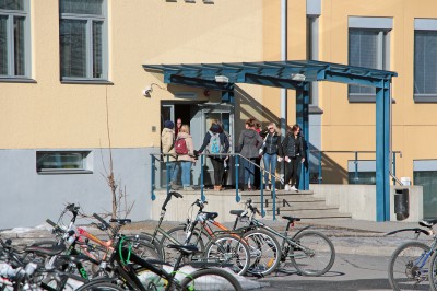 Soppeenmäessä sijaitseva Ylöjärven Yhtenäiskoulu oli yksi viime keskiviikkona uhkausviestin saaneista oppilaitoksista. Koululaiset odottivat puolilta päivin ovilla, että heitä tultaisiin hakemaan kotiin turvaan.