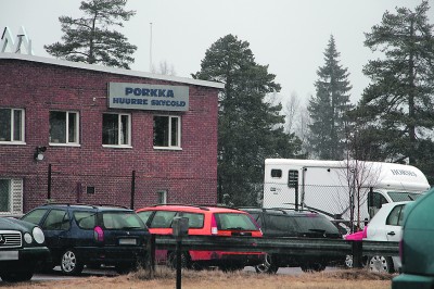 Porkka Finlandin työntekijöiden autot olivat maanantaina vielä entiseen malliin rivissä tehtaan pihalla. Lähiaikoina talosta vähennetään kahdeksan työntekijää.