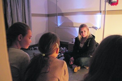 Nuoriso-ohjaaja Anu Utter keskusteli Ylöjärven Yhtenäiskoulun kuutosten kanssa päihteistä.