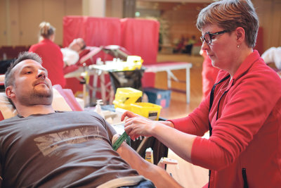 Päivi Salmijärvi valmistelee ylöjärveläistä Tony Keviniä verenluovutukseen. – Jokainen luovutettu pussi on lahja luovuttajalta avuntarvitsijalle, sairaanhoitaja sanoo.
