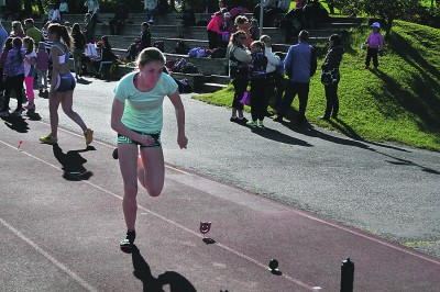 Olivia Mäkinen hyppäsi nappiponnistuksella pituusennätyksensä 530 Räikällä ja juoksi juhannusaattona aitaennätyksensä Ikaalisissa.