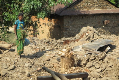 Nainen talonsa raunioilla Nepalin Nuwakotissa. Maanjäristykset tuhosivat yli puoli miljoonaa taloa ja vaurioittivat satoja tuhansia. Kuva: Fida.