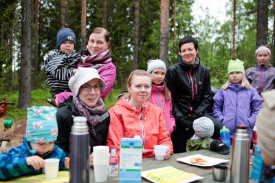 Puistotreffeillä pidetään leikin keskellä evästauko. Vasemmalta Veikko Härkönen ja Jenni Härkönen, Marjo Mäntylä, Elsa, Marika, Anni ja Emma Lamminen ja takarivissä Laura Furu ja Denni Pesola.  