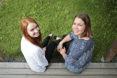 Ahkera kaksikko aikoo jatkaa töiden tekemistä myös uusien opintojen ohella. Elina Mäkinen (vas.) työskentelee Hesburgerissa, ja Henna Saarinen tekee  hoitoalan töitä.