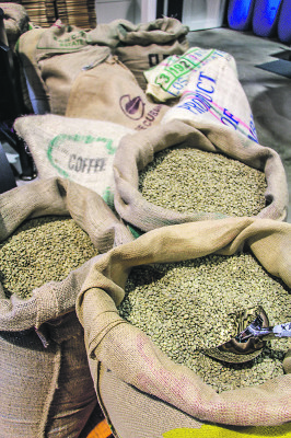 Mokkamestareiden kahvipavut saapuvat Ylöjärvelle muun muassa Intiasta, Afrikasta, Brasiliasta ja Kolumbiasta.