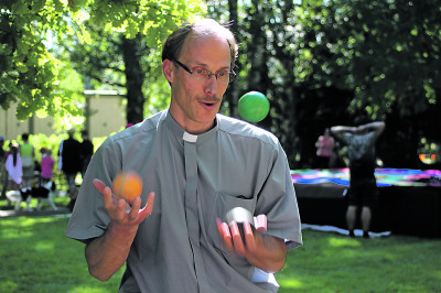 Pastori Esa Järnvall intoutui näyttämään myös jonglöörin taitojaan. 