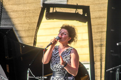 Uuden Musiikin -laulukilpailusta esille ponnahtanut Elina Arlin esiintyi ensimmäisenä Kaupunkijazzin yleisölle. 