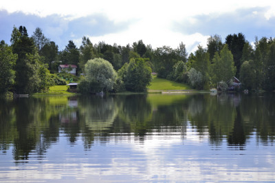 Kuusipuistontien uimarannalta on upeat maisemat Keijärven toiselle puolelle Asuntilan Murron rantaan.