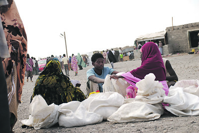 Nämä pakolaiset odottavat kohtaloaan pakolaisleirillä Jemenissä. (Kuva: European Union 2015 / Huwais Mohammed)