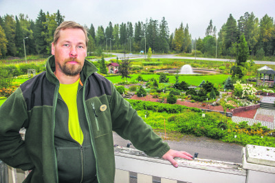 Pinsiön Taimiston kauppias Sami Pihkoluoma puhuu elämyksellisen puutarhakaupan puolesta. Hän on rakentanut ideaansa vetovoimaisesta myymälästä jo neljännesvuosisadan ajan.
