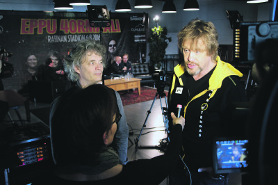 Juha Torvinen (vas.) ja Martti Syrjä olivat maanantaina kysyttyjä haastateltavia. Eppu Normaalin ilmoitus yhtyeen 40-vuotisjuhlakeikasta keräsi Akun Tehtaalle kiinnostunutta mediaa laidasta laitaan.