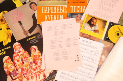 Papinsaaren levyhyllyyn on vuosien varrella kertynyt levy jos toinenkin slaavilaista musiikkia. Samoin on kansioihin kertynyt slaavilaislaulujen nuotteja ja sanoituksia.