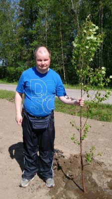 Pyörätempauksensa varrella Petri Virolainen istutti puun. (Kuva: Marja Tölli)
