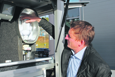 Suomen Valojakelu Oy:n Jussi Parjanen näyttää, miten 30-wattinen Ecotale Cosmo LED -lamppu voidaan kiertää katuvalaisimeen suoraan vanhan elohopealampun tilalle.