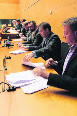 Mika Kotiranta (oik.) ja muut valtuustoryhmien puheenjohtajat allekirjoittivat toimintaohjeen ennen varsinaista kokousta.