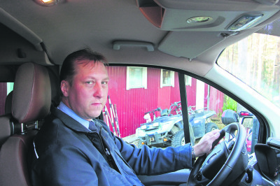 Taksiautoilija Juha Toivonen on palkittu vuoden 2015 Viljakkalan vuoden yrittäjäksi. Karhelaisen mielestä yrittäjän on huolehdittava maineestaan, koska sana kiirii nopeasti.