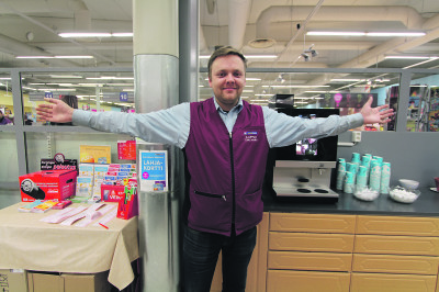 K-supermarket Linkin kauppias Toni Hahka näyttää tyytyväisenä, mihin Postin palvelupiste avautuu noin viiden kuukauden kuluttua.