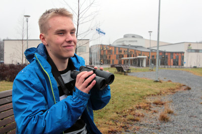 Ylöjärven lukiossa opiskeleva Niklas Paulaniemi on Suomen johtavia nuoria lintuharrastajia. Birdlife Suomen mukaan hänen taitonsa ovat samalla tasolla kymmeniä vuosia lintutorneilla viihtyneiden konkareiden kanssa. – Jos harrastus kiinnostaa, kannattaa aloittaa ostamalla lintukirja. Sitten sen kanssa voi lähteä hyvällä porukalla vaikkapa lintutornille – siitä se lähtee, 17-vuotias nuorukainen vinkkaa.